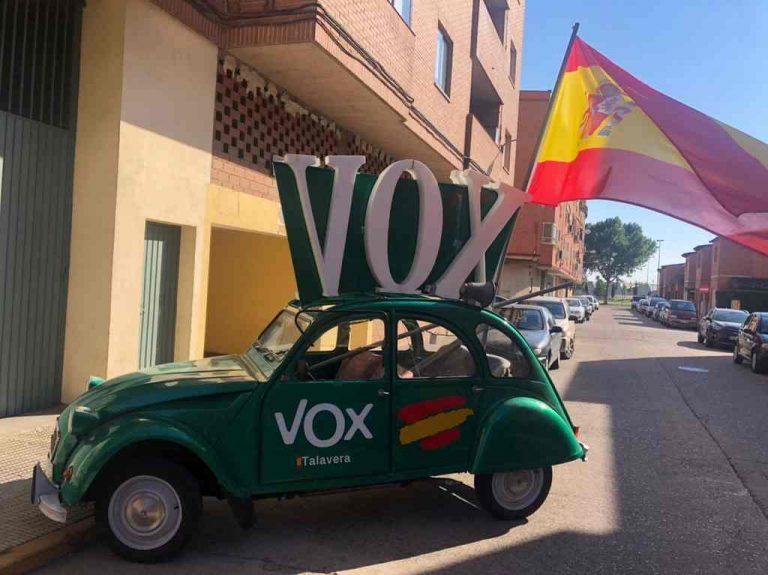 Un coche de la cabecera de la manifestación motorizada de VOX del 23M en Talavera de la Reina (Toledo)