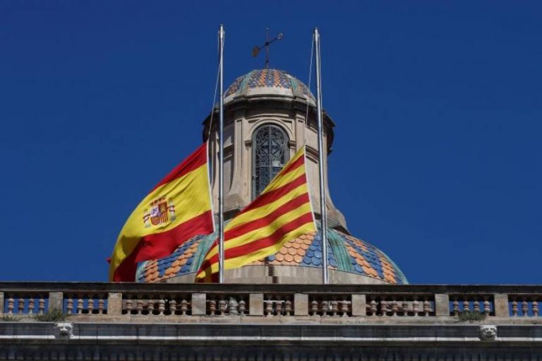 La bandera de España junto a la de Cataluña de media asta en señal de luto en la Generalidad por COVID 19