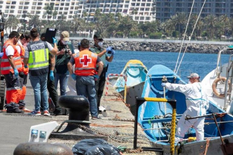 Llegan a España 57 inmigrantes ilegales en 5 pateras. La sexta embarcación no ha sido hallada