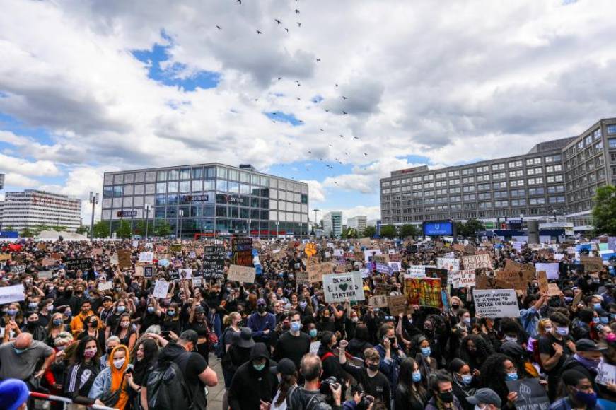 FOTOGRAFÍA. ALEMANIA, 06.06.2020. Al menos 29 agentes resultaron heridos leves y 93 personas fueron detenidas en altercados violentos entre manifestantes. Efe