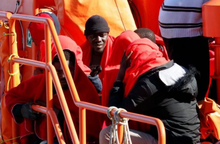 Llegan en patera a la costa de Almería (España) 14 inmigrantes, entre ellos una chica y un MENA