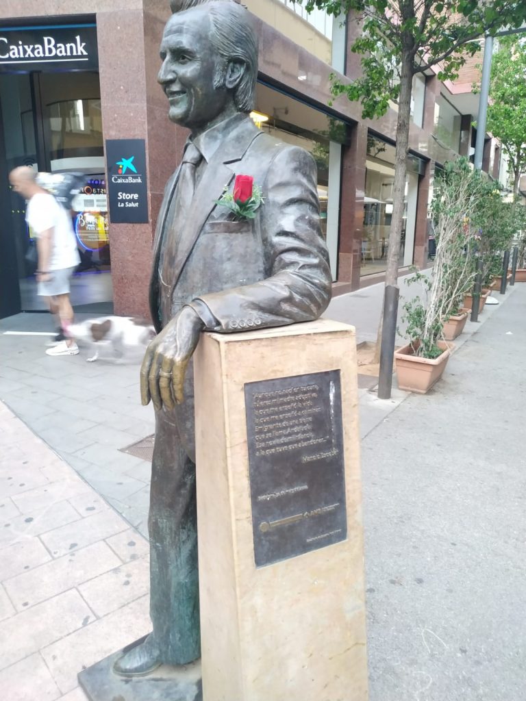 El monumento en honor a un Manolo Escobar cuando tenía 45 años en Badalona (Barcelona)