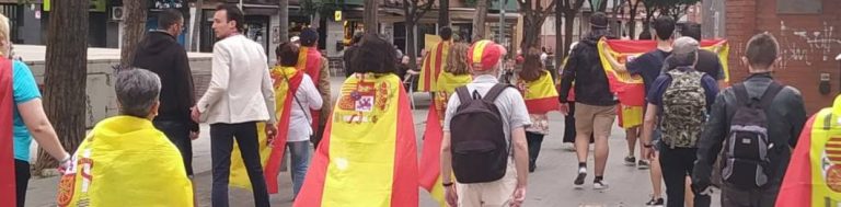 Cacerolada de Badalona (Barcelona): «Marlaska, parásito. La Guardia Civil no se toca. Gobierno Dimisión»