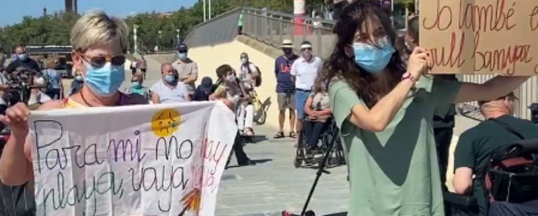 Las personas con diversidad funcional abandonadas a Colau: «Yo también quiero bañarme en la playa»