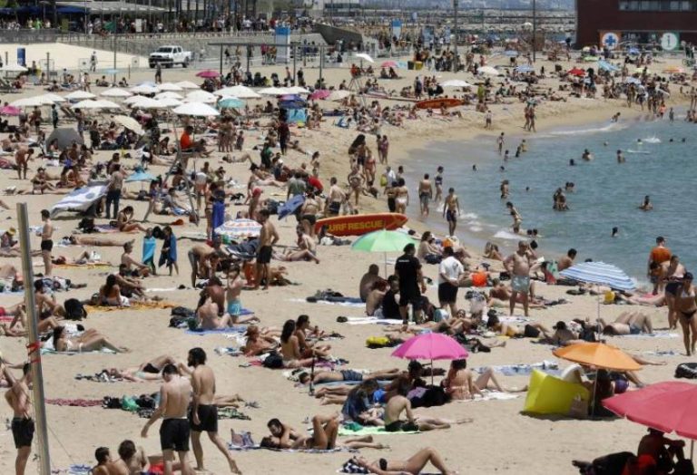 Preocupación por contagio de covid 19 por aglomeraciones de bañistas en playas de Cataluña