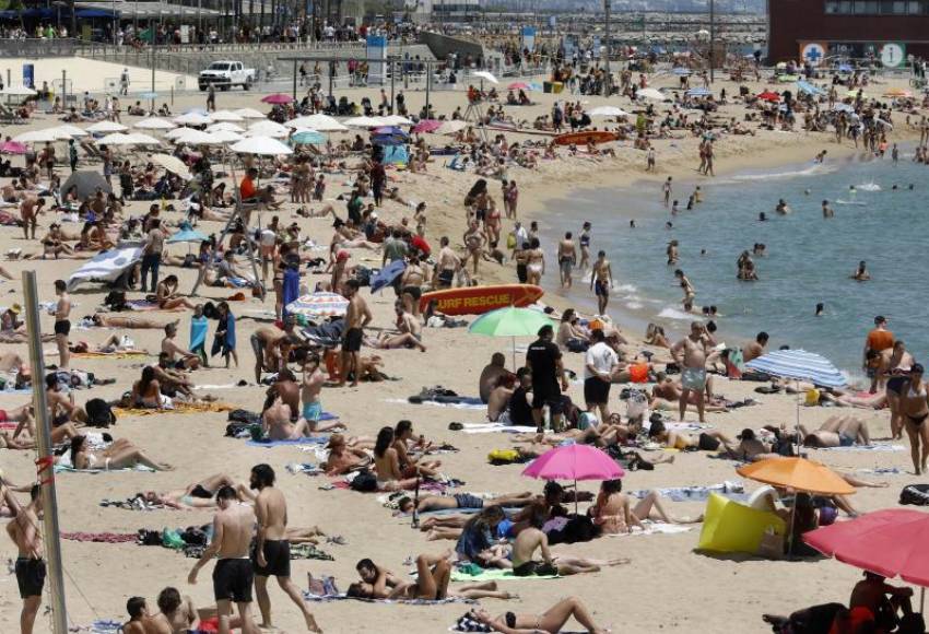 FOTOGRAFÍA. BARCELONA (ESPAÑA), 14.06.2020.- Aspecto de la playa de la Nova Icária de Barcelona este mediodía la cual rozaba la capacidad máxima de usuarios permitida. Efe