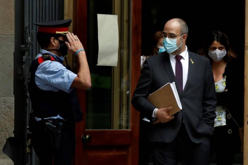 FOTOGRAFÍA. BARCELONA (ESPAÑA), 16.2020. El consejero de Interior del Gobierno de la Generalidad de Cataluña, Miquel Buch, a su salida hoy del Palacio de Justicia de Barcelona. Efe