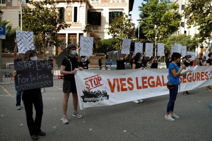 FOTOGRAFÍA. BARCELONA (ESPAÑA), 20.06.2020. Una veintena de activistas de 'Stop Maremoratum' realiza este sábado con motivo del Día Europeo del Refugiado. Efe