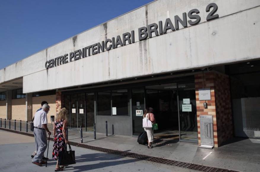 FOTOGRAFÍA. BARCELONA (ESPAÑA), 22.06.2020. Jordi Montull (i), exnúmero 2 del Palau de la Música, acompañado de su abogada y familiares. Efe