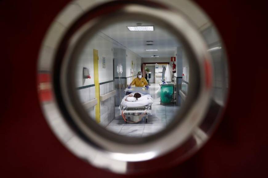 FOTOGRAFÍA. BARCELONA (ESPAÑA), 22.06.2020. Una sanitaria traslada a un paciente en la zona limpia de Covid. La mitad de los pacientes hospitalizados por COVID-19. Efe
