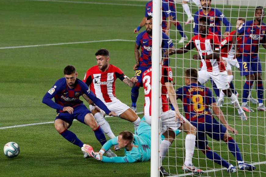 FOTOGRAFÍA. BARCELONA (ESPAÑA), 23.06.2020. El guardameta alemán del FC Barcelona, Ter Stegen (3i), despeja el balón ante su compañero, el defensa francés, Clement Lenglet (i). Efe