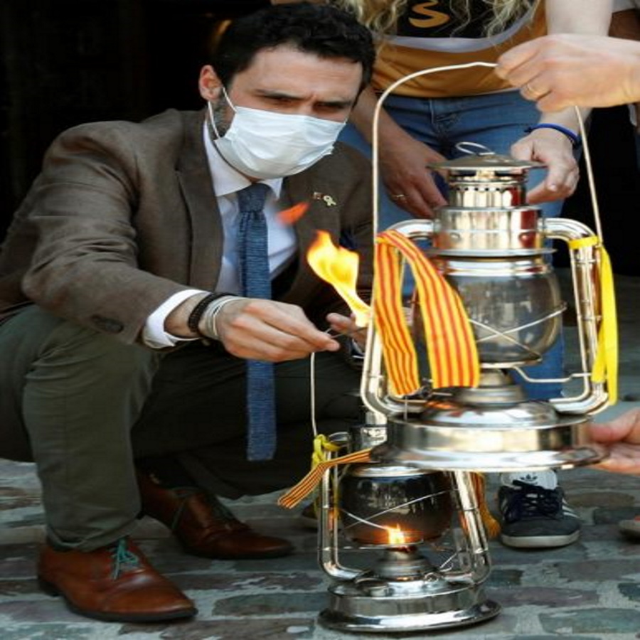 FOTOGRAFÍA. BARCELONA (ESPAÑA), 23.06.2020. El separatista presidente del Parlamento de Cataluña, Roger Torrent (ERC), durante la recepción a la «Flama del Canigó». Efe