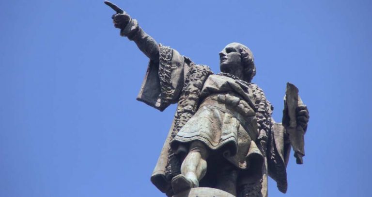 FOTOGRAFÍA. BARCELONA (ESPAÑA), 27 DE JUNIO DE 2020. Trump homenajea al español Cristóbal Colón con Estatua en Casa Blanca. Gran éxito de la «cadena humana» de VOX hoy alrededor del monumento del descubridor español Cristóbal Colón en la ciudad de Barcelona. Han participado los diputados de VOX en el Parlamento de Cataluña, Joan Garriga Doménech, Mónica Lora Cisquer, Alberto Tarradas Peneque, Isabel Lázaro, entre otros, y miembros de la formación como Juan Carlos Segura Just. Lasvocesdelpueblo (Ñ Pueblo)