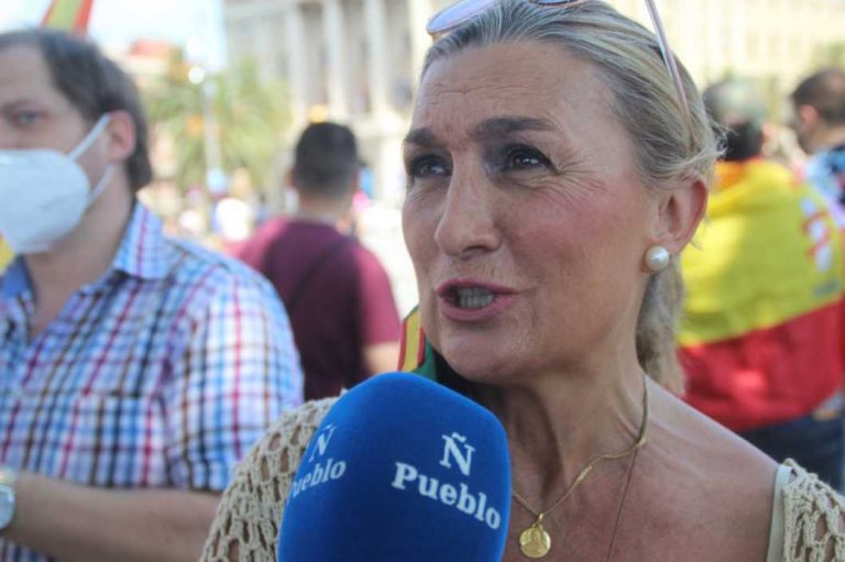 FOTOGRAFÍA. BARCELONA (ESPAÑA), 27.06.2020. VOX tomará acciones oportunas contra Isabel Lázaro por "calumnias y acusaciones infundadas". Gran éxito de la «cadena humana» de VOX hoy alrededor del monumento del descubridor español Cristóbal Colón en la ciudad de Barcelona. Han participado los diputados de VOX en el Parlamento de Cataluña, Joan Garriga Doménech, Mónica Lora Cisquer, Alberto Tarradas Peneque, Isabel Lázaro (en la imagen), entre otros, y miembros de la formación como Juan Carlos Segura Just. Lasvocesdelpueblo (Ñ Pueblo)