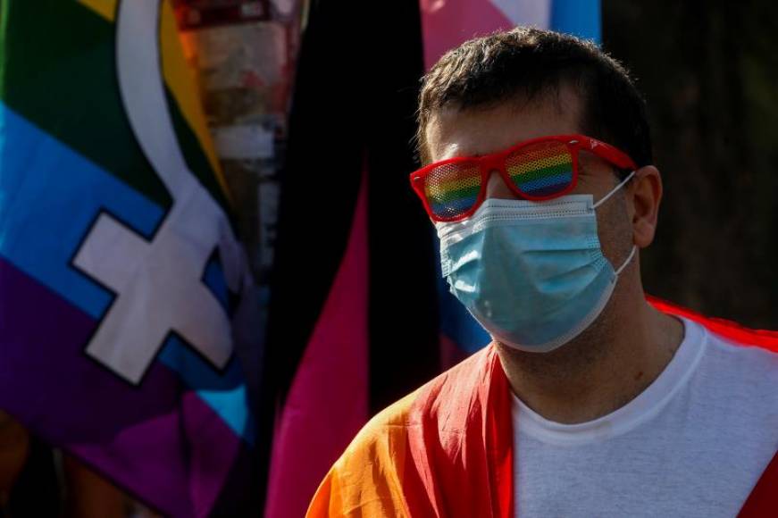 FOTOGRAFÍA. BARCELONA (ESPAÑA), 27.06.2020. Manifestación del orgullo lesbiana, gay, transexual y bisexual (LGTB) en Barcelona. Un hombre participa en la celebración del Día del orgullo 2020. Efe