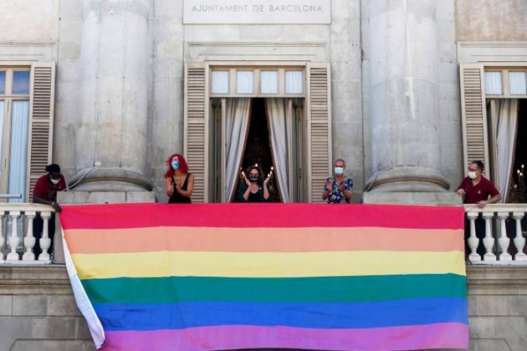 IPSE a Sánchez: «Le instamos que cumpla la Ley. Retire inmediatamente las banderas LGTB»