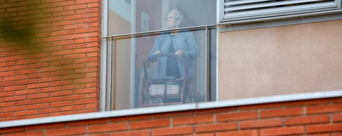 FOTOGRAFÍA. BARCELONA (ESPAÑA), 28.06.2020. Vista de una anciana española en una ventana de una residencia de gente anciana en Cataluña. efe
