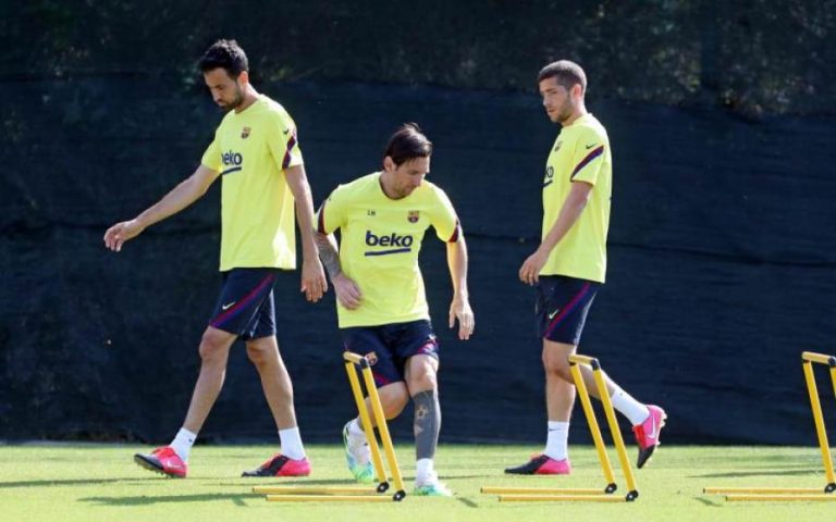 Leo Messi con «pequeña contractura muscular en el cuádriceps derecho»