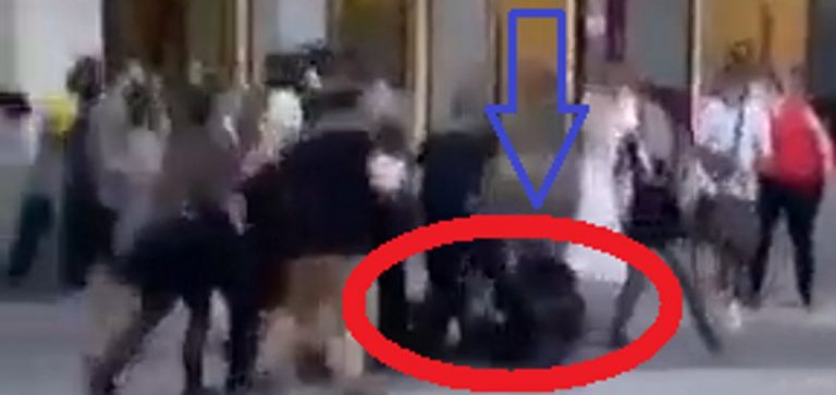 Ataque racista de inmigrantes y turba de ultraizquierda contra la Policía en España