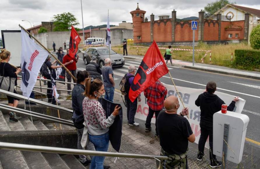 FOTOGRAFÍA. BIZCAYA (ESPAÑA), 10.06.2020. Vista de proetarras hoy durante una concentración frente a la prisión de Basauri (Vizcaya) en apoyo al preso terrorista. Efe