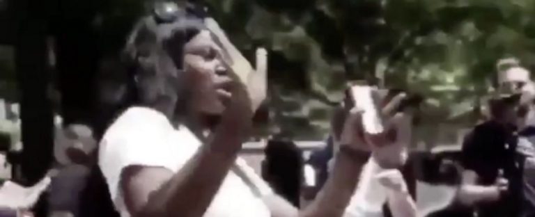 Joven negra a Antifascistas: «No hay racismo ni represión en EEUU. Soy negra y libre. Basta de hipocresía»