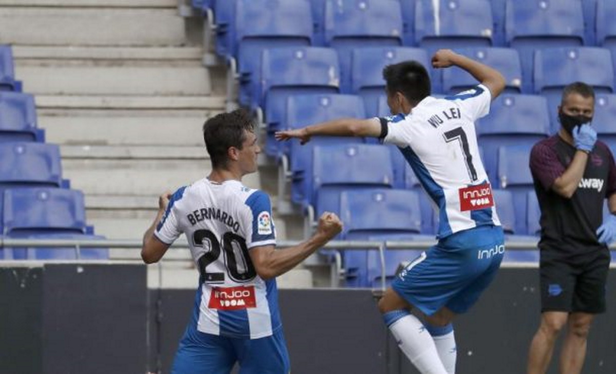 FOTOGRAFÍA. CORNELLÁ DE LLOBREGAT (BARCELONA) ESPAÑA, 13.06.2020. El defensa colombiano del RCD Espanyol de Barcelona Bernardo Espinosa (i). Efe