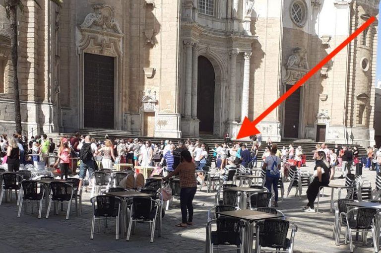 Largas colas en Cádiz para solicitar el Ingreso Mínimo Vital comunista del PSOE y Unidas Podmeos