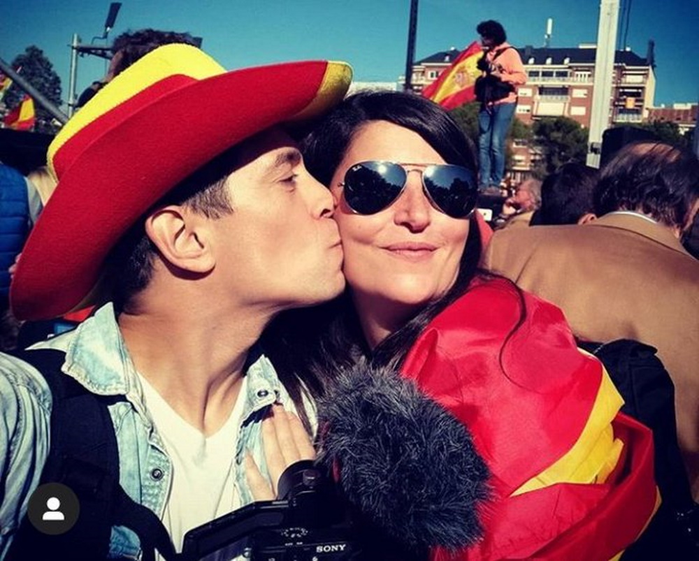FOTOGRAFÍA. ESPAÑA, AÑO 2020. Un agente de la Policía nacional, simpatizante de JUSAPOL publica en redes sociales su selfie con Macarena Olona. Ñ Pueblo