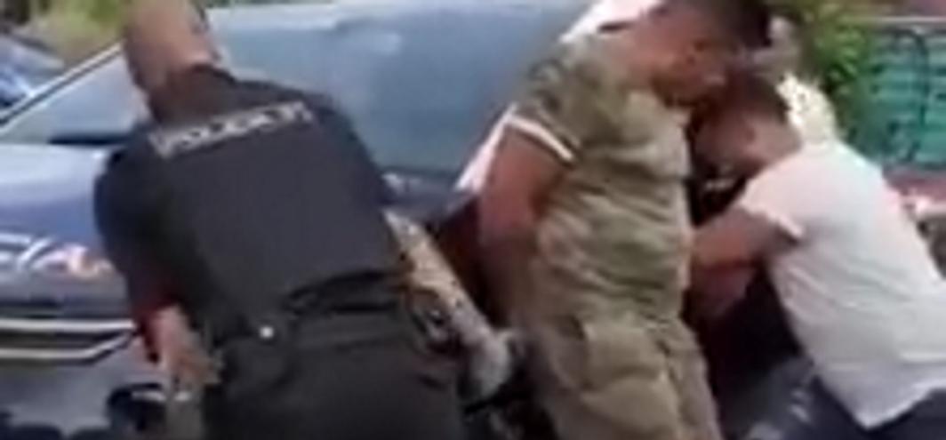 FOTOGRAFÍA. ESPAÑA, JUNIO DE 2020. Gitanos ayudan a dos agentes de Policía Nacional a mover el coche de patrulla atrapado en una horquilla guarda acera. Lasvocesdelpueblo (Ñ Pueblo)