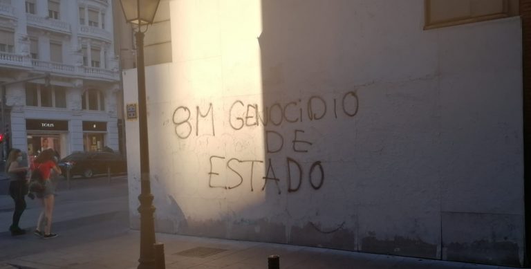 Una pared denuncia «8M Genocidio del Estado» del Gobierno comunista en España