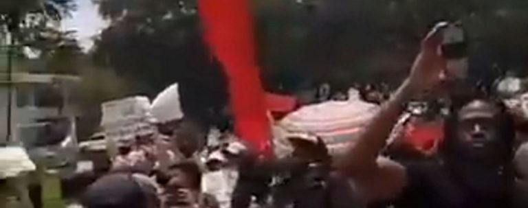 Los comunistas con bandera «roja» en Estados Unidos exigiendo la implantación del comunismo