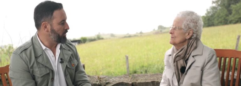 VOX irrumpe en Galicia de la mano de Abascal y María Jesús Álvarez de 91 años, abuela de Abascal
