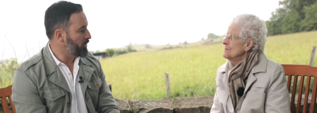 FOTOGRAFÍA. GALICIA (ESPAÑA), 11.06.2020. Precampaña electoral de las elecciones regionales de Galicia. Abuela, Abascal, VOX. Ñ Pueblo