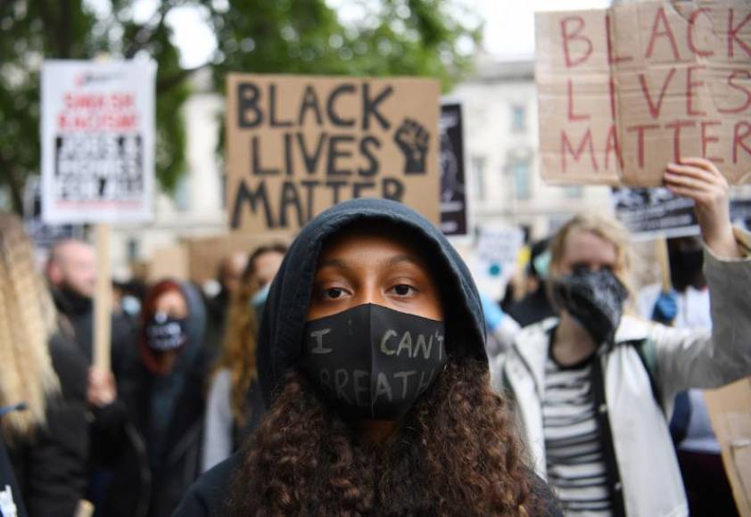 FOTOGRAFÍA. LONDRES (REINO UNIDO), 06.06.2020. Miles de personas en el Reino Unido se manifiestan hoy contra el racismo y en repulsa por el asesinato George Floyd. Efe