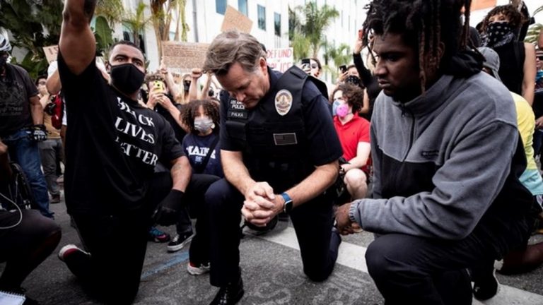 La Policía de EEUU con rodilla en el suelo por la muerte de George Floyd ante presiones comunistas