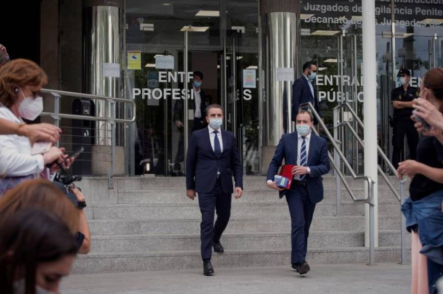 FOTOGRAFÍA. MADRID (ESPAÑA), 10.06.2020. El delegado del Gobierno en Madrid, José Manuel Franco (c), sale de los Juzgados tras declarar este miércoles como imputado ante la juez. Efe