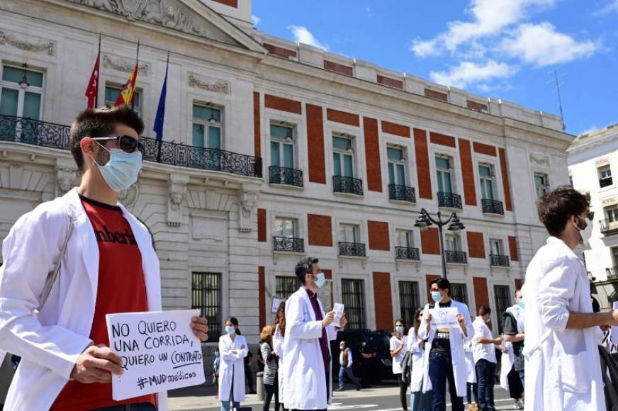 FOTOGRAFÍA. MADRID (ESPAÑA), 13.06.2020. Vista de la concentración convocada por la organización Médicos Unidos por sus Derechos este sábado ante la sede del gobierno regional de Madrid. Efe