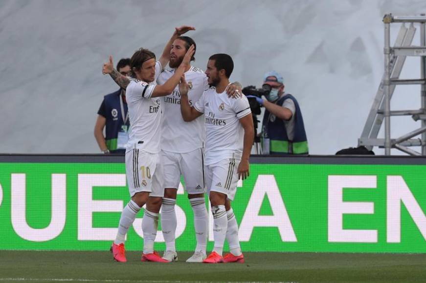 FOTOGRAFÍA. MADRID (ESPAÑA), 14.06.2020. El defensa del Real Madrid Sergio Ramos (c) celebra con sus compañeros Eden Hazard (d) y Luka Modric. Efe