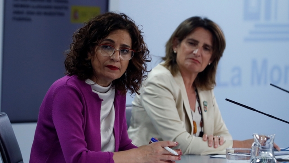 FOTOGRAFÍA. MADRID (ESPAÑA), 23.06.2020. La ministra de Transición Ecológica y el Reto Demográfico, Teresa Ribera (d) junto con la ministra de Hacienda, María Jesús Montero (i). Efe