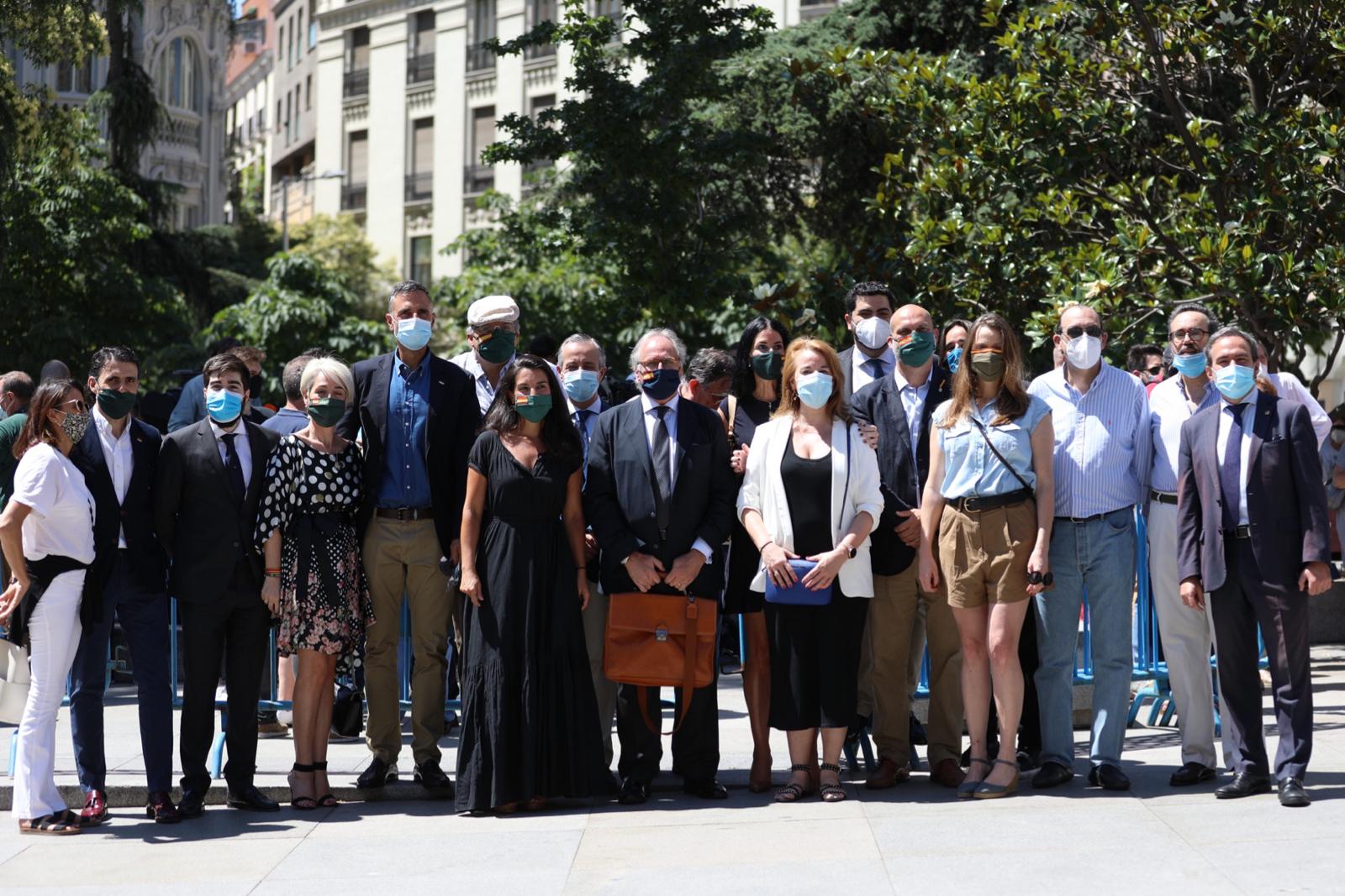 FOTOGRAFÍA. MADRID (ESPAÑA), 27.06.2020. En la imagen la portavoz de VOX en la Asamblea de Madrid, Rocío Monasterio, con las víctimas de ETA. VOX ha plantado al Gobierno comunista. Ñ Pueblo (1)