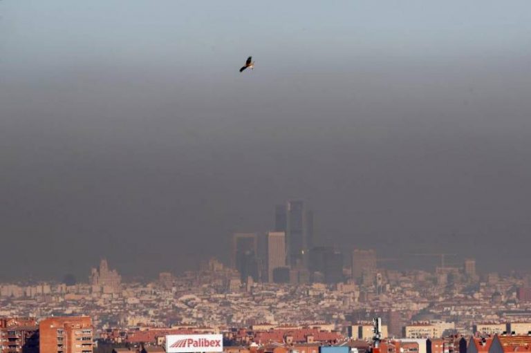 Expertos: «La exposición a la contaminación ambiental del aire aumenta el riesgo de infectarse de COVID»