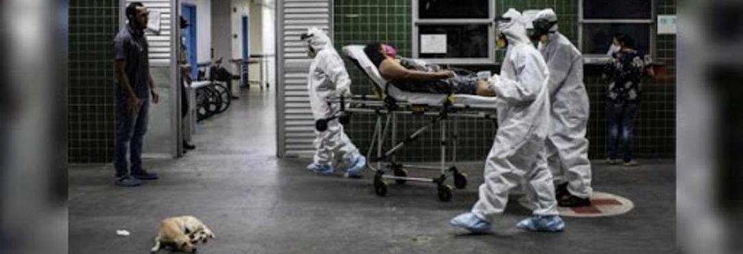 FOTOGRAFÍA. MANAOS (BRASIL), 15.05.2020. Trabajadores del Servicio de Atención Médica de Urgencia de Brasil (SAMU) trasladan a una paciente con covd-19 al hospitall. Efe
