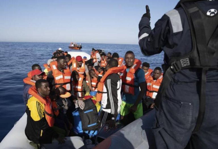 Centenares de inmigrantes ilegales esperan a bordo de 2 «barcos taxi» una autorización de Europa
