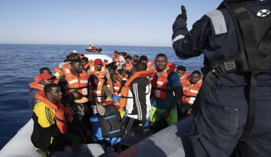 FOTOGRAFÍA. MAR MEDITERÁNEO (COASTAS DE LIBIA), JUNIO DE 2020. Un grupo de migrantes rescatado por la ONG alemana Sea-Watch 3 a unos 30 Km de la costa de Libia. Efe
