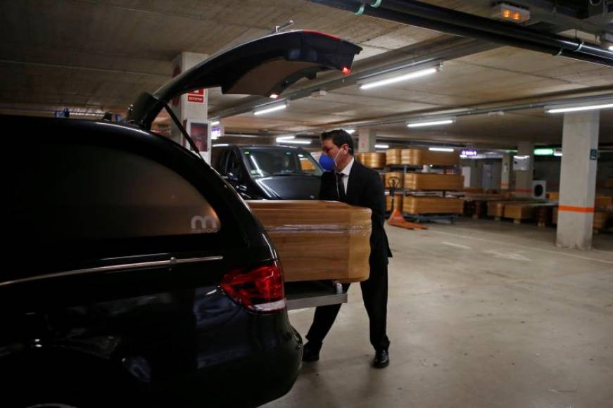 FOTOGRAFÍA. MARZO DE 2020. El parking del tanatorio de Collserola (Barcelona), actualmente cerrado al público. sirve para un tanatorio temporal. Efe