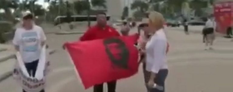 Cubano con bandera comunista en Miami: «Luchamos por los Estados Unidos comunistas»