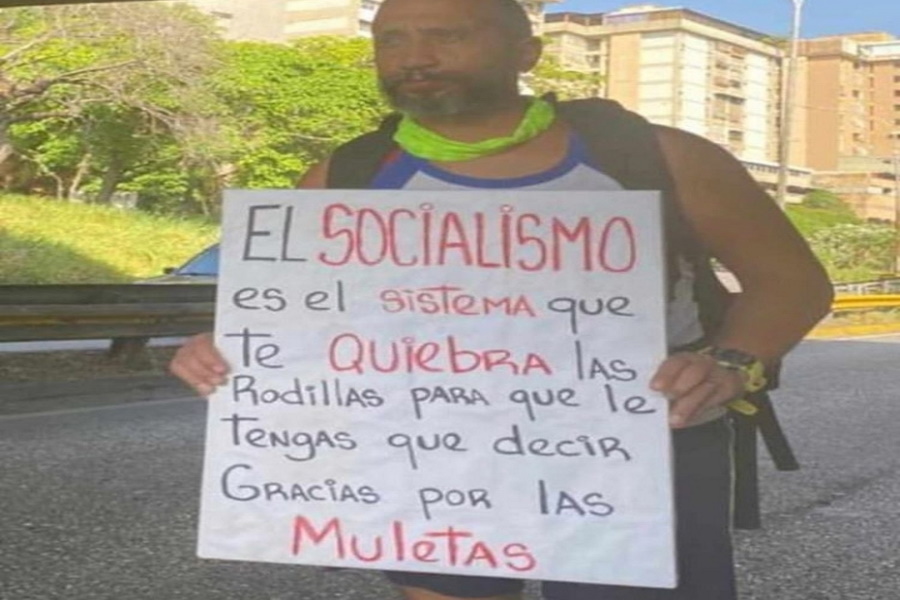 FOTOGRAFÍA. MUNDO, 03.06.2020. Un pancarta que muestra un obrero dice que el socialismo (comunismo). Ñ Pueblo