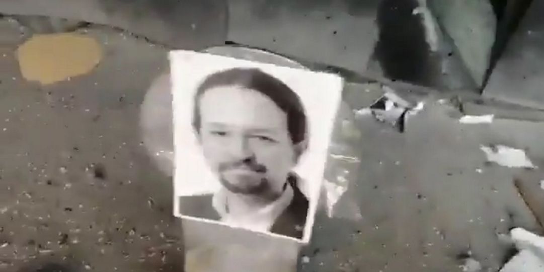 FOTOGRAFÍA. MÁLAGA (ESPAÑA), 18.06.2020. Varón con un «Franchi SPS 350» de Policía Nacional disparando a fotos de miembros de Gobierno de coalición de España. Ñ Pueblo