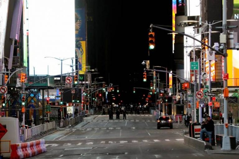 Antifascistas (ANTIFA), feministas y antimilitaristas siembran el caos en Estados Unidos de América