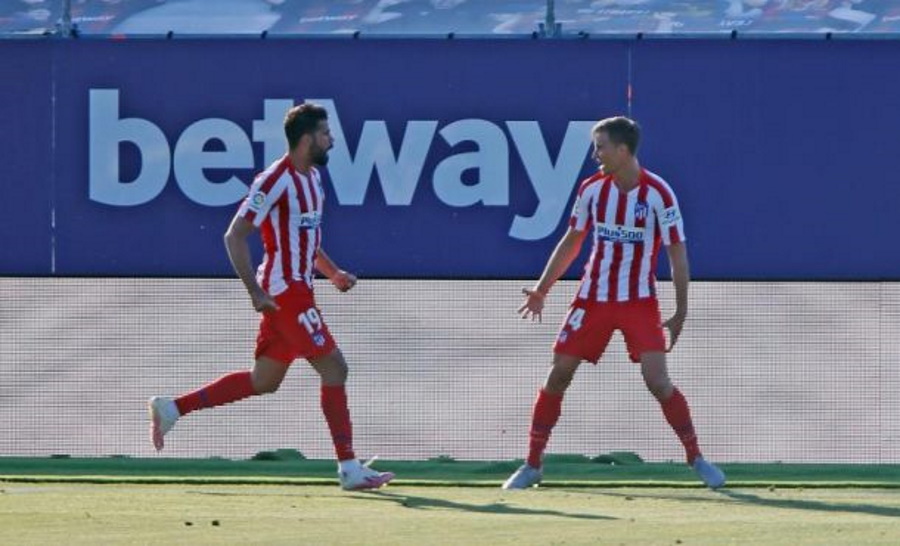 FOTOGRAFÍA. NÚERIA (ALICANTE) ESPAÑA, 23.06.2020. El delantero hispano-brasileño del Atlético de Madrid, Diego Costa (i), celebra con su compañero Marcos Llorente (d). Efe